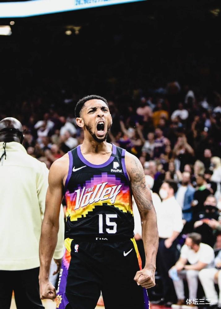  布克与保罗联手太阳客场击败勇士  